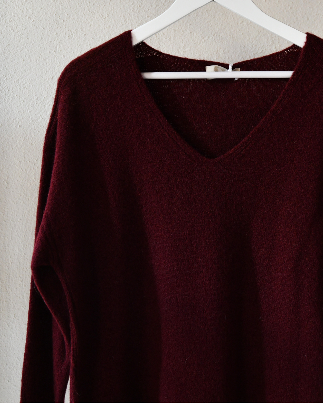 Strickpullover mit V-Ausschnitt in Bordeaux