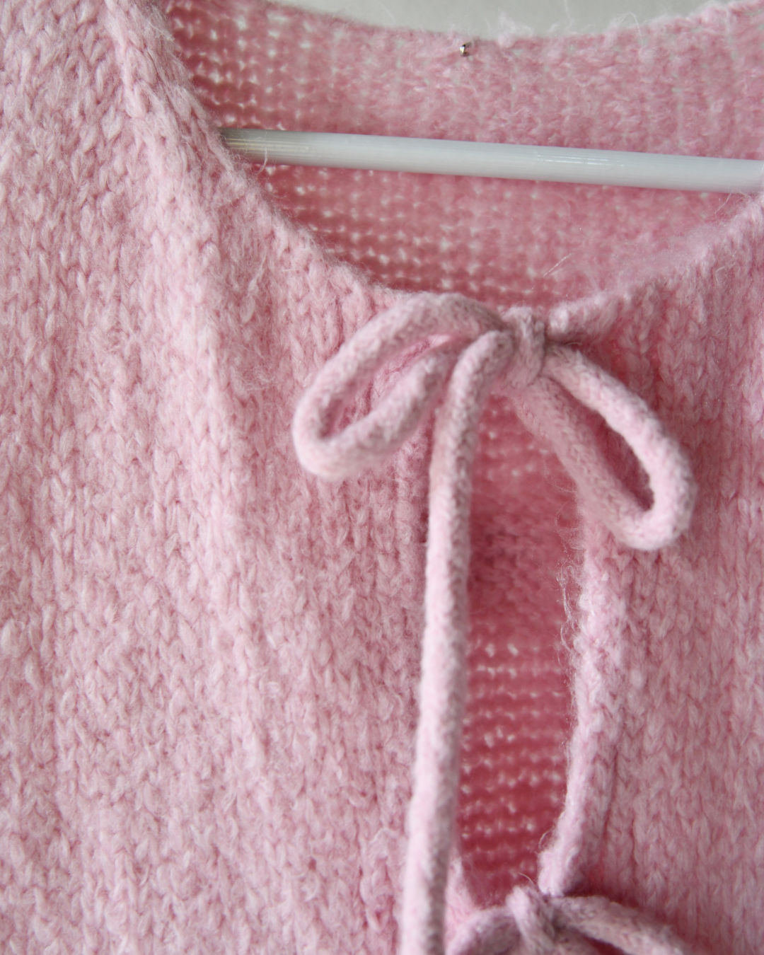 Strickweste mit Schleifen in rosa