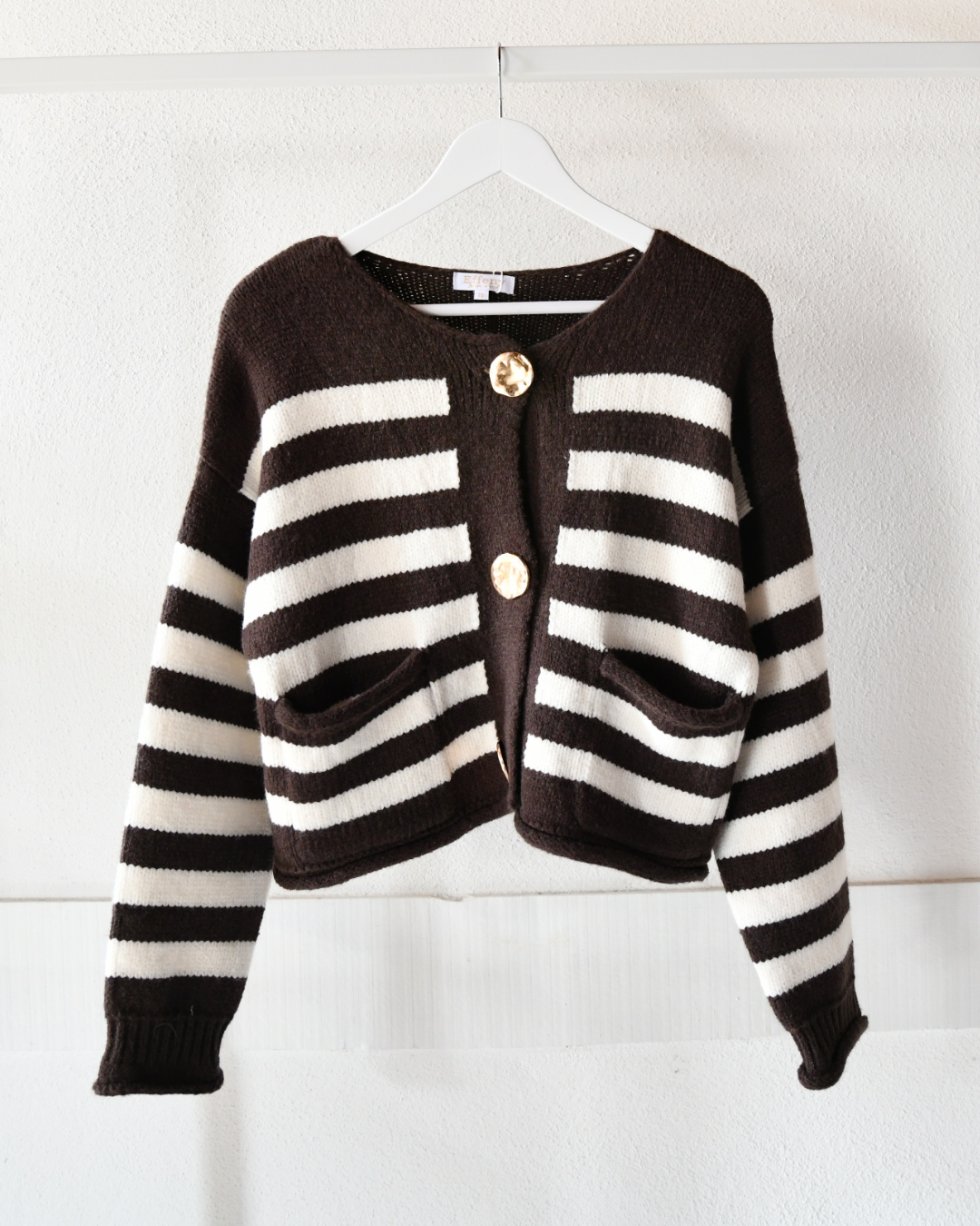 Strickjacke Stripes mit goldenen Knöpfen