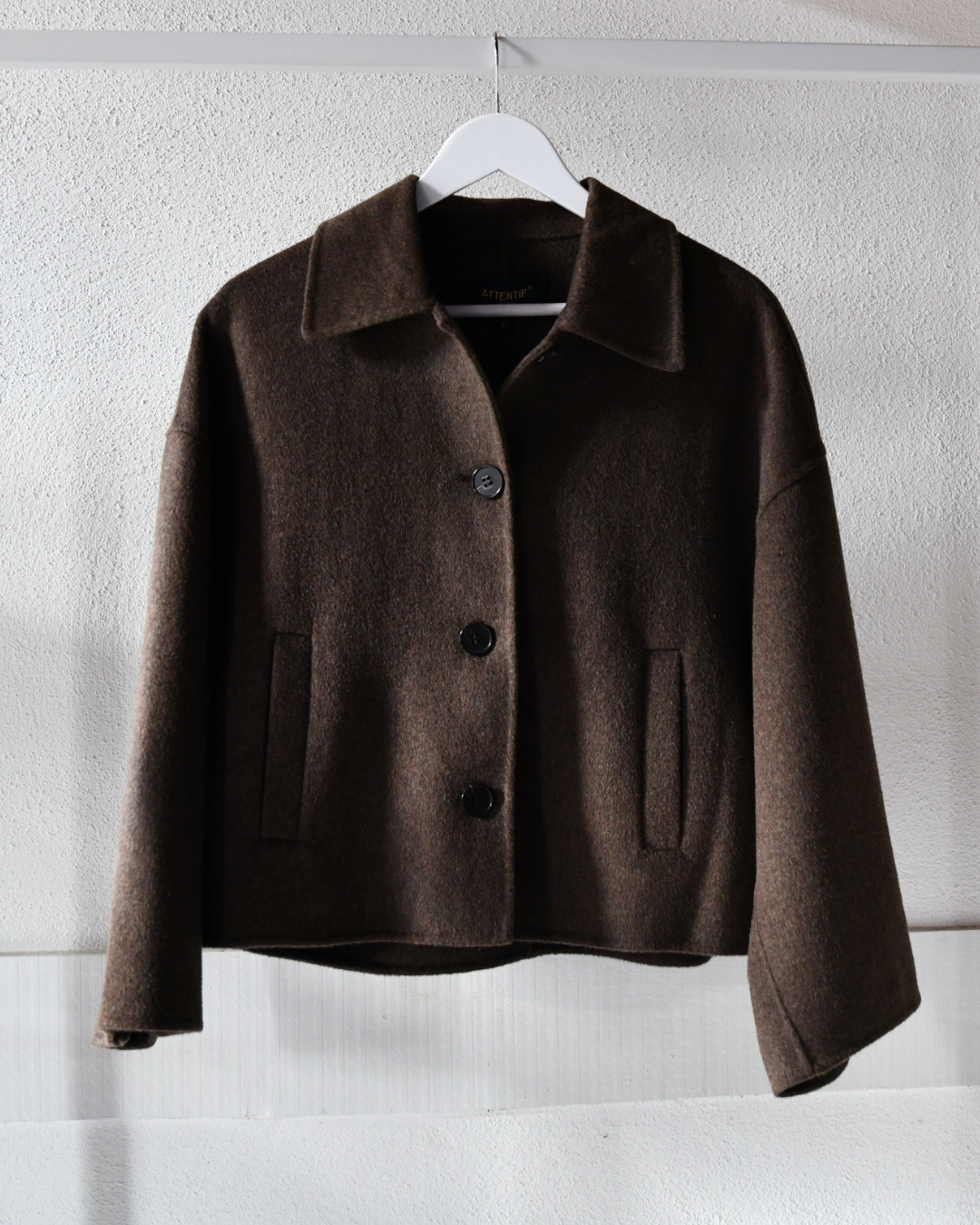 Kurzer Wollmantel in Dunkelbraun