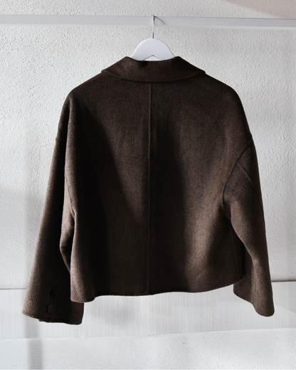 Kurzer Wollmantel in Dunkelbraun