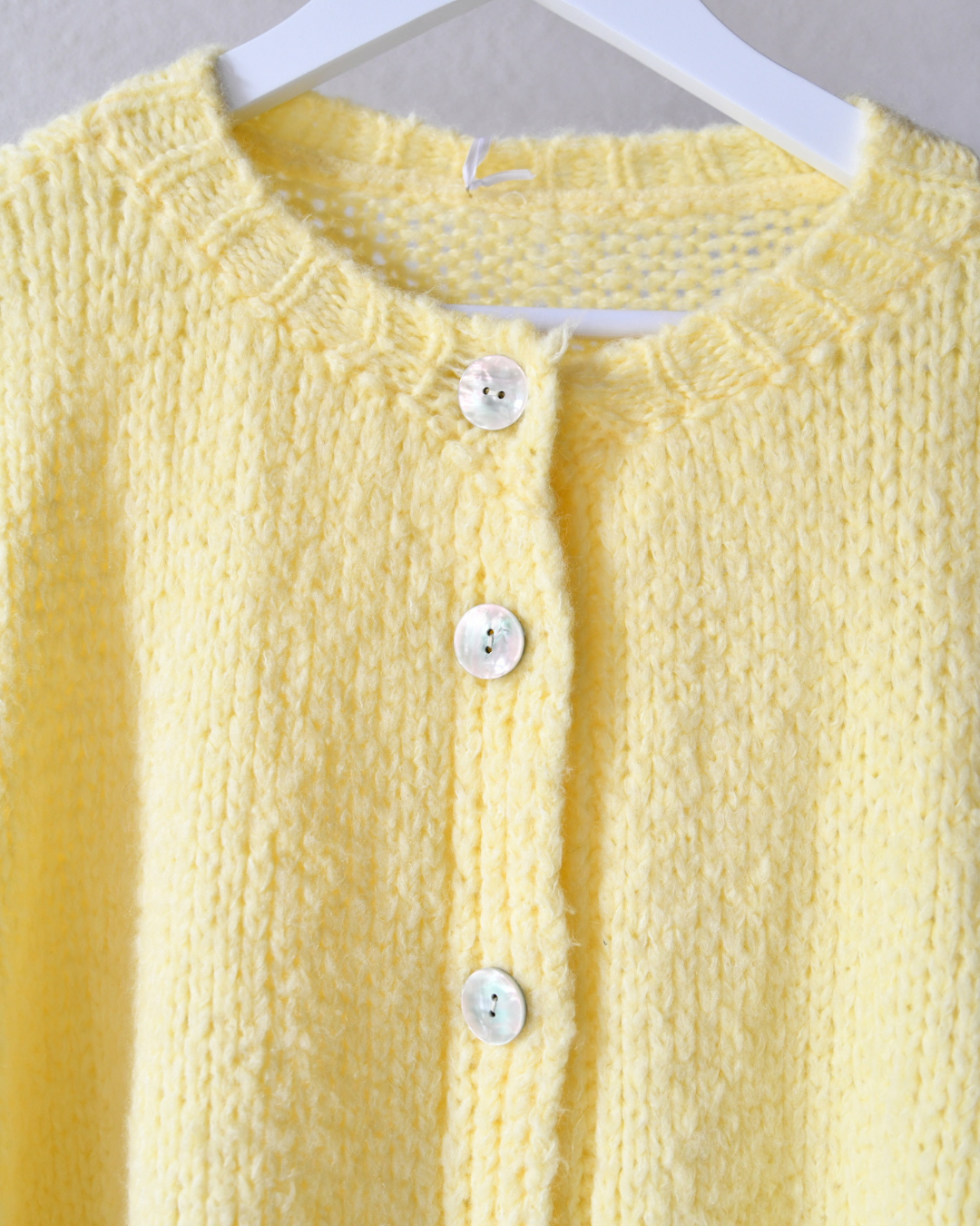 Strickjacke Ella mit Perlmuttknöpfen