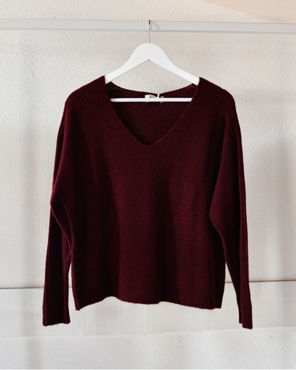 Strickpullover mit V-Ausschnitt in Bordeaux