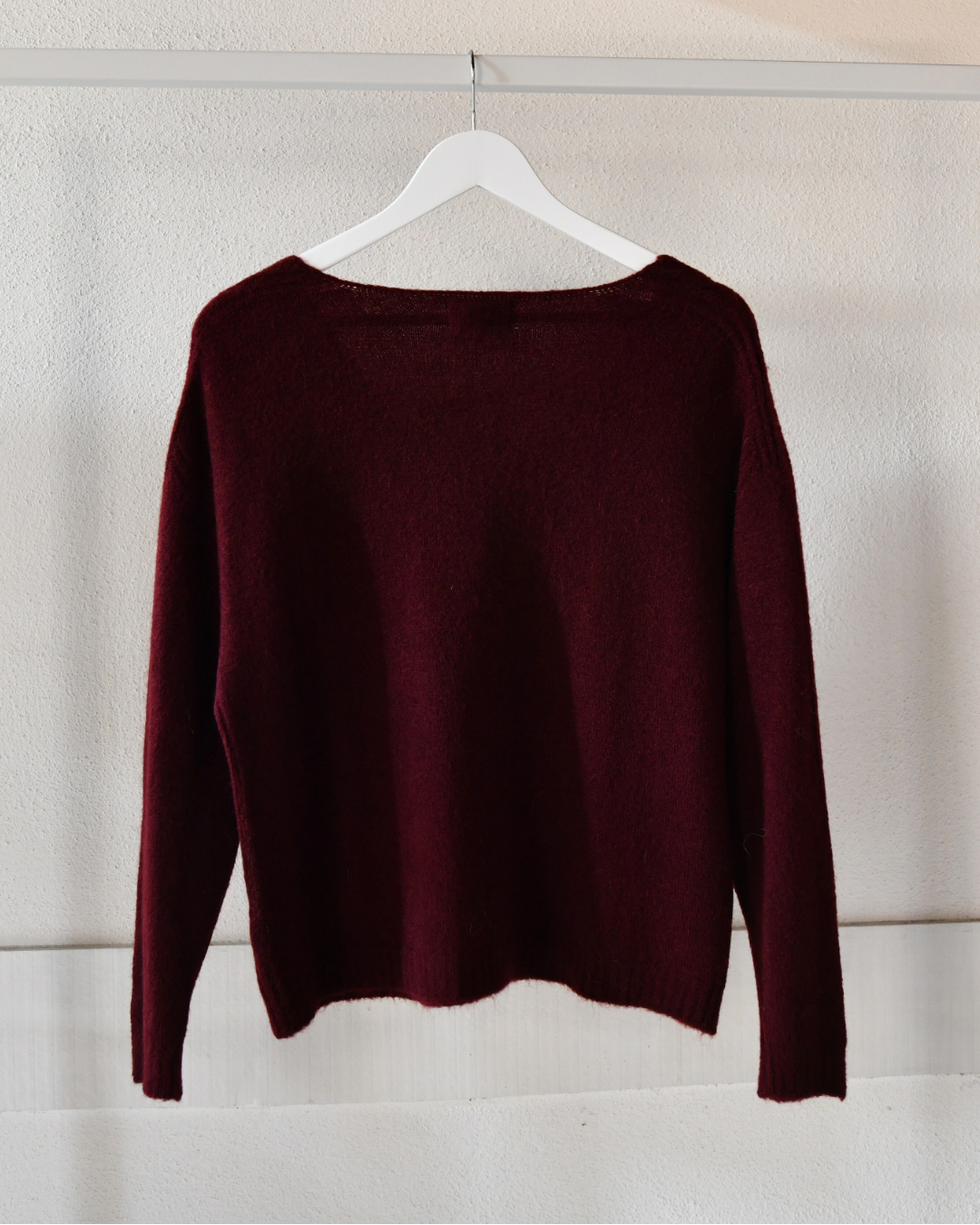 Strickpullover mit V-Ausschnitt in Bordeaux