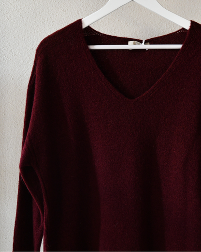 Strickpullover mit V-Ausschnitt in Bordeaux