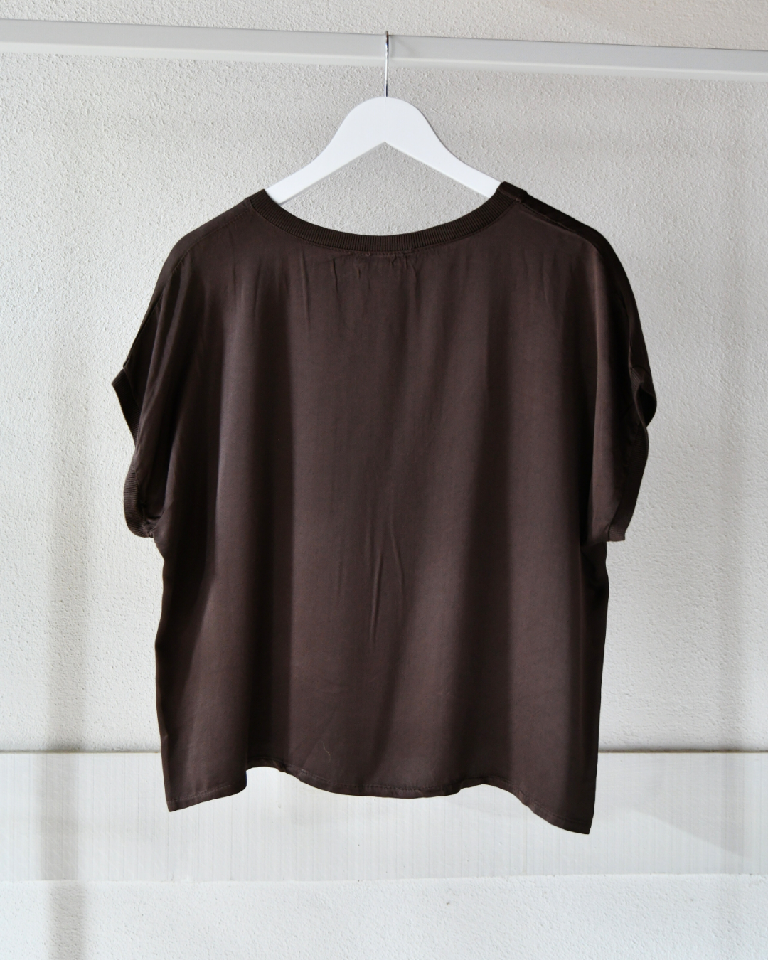 Satin T-Shirt in Dunkelbraun